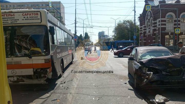 Три машины столкнулись у Театральной площади в Саратове: пострадала пассажирка Три машины столкнулись у Театральной площади в Саратове: пострадала пассажирка