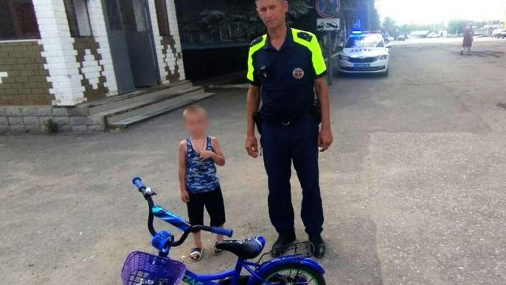 В Аткарске в потоке машин полицейские обнаружили 4-летнего велосипедиста В Аткарске в потоке машин полицейские обнаружили 4-летнего велосипедиста