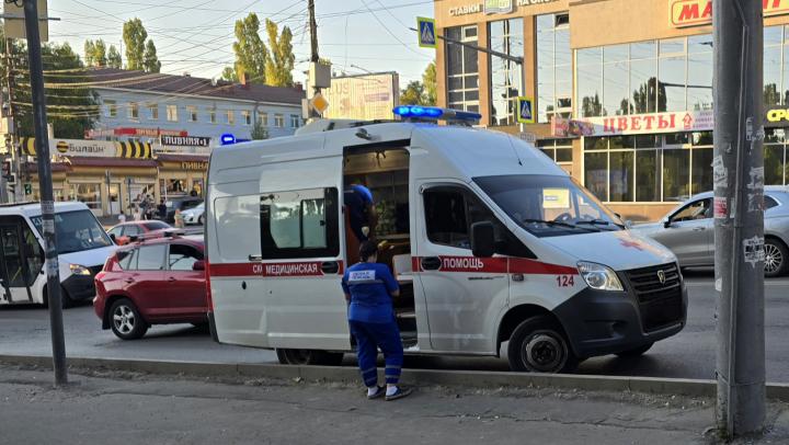 ЧП на набережной Космонавтов: подросток едва не умер после неудачного прыжка в Волгу ЧП на набережной Космонавтов: подросток едва не умер после неудачного прыжка в Волгу