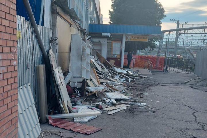 Приставы заставили освободить землю у саратовского автовокзала Приставы заставили освободить землю у саратовского автовокзала