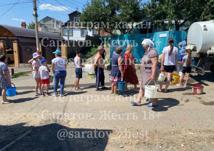«Огороды сохнут, люди с ведрами по улице»: жители Саратова просят больше воды «Огороды сохнут, люди с ведрами по улице»: жители Саратова просят больше воды