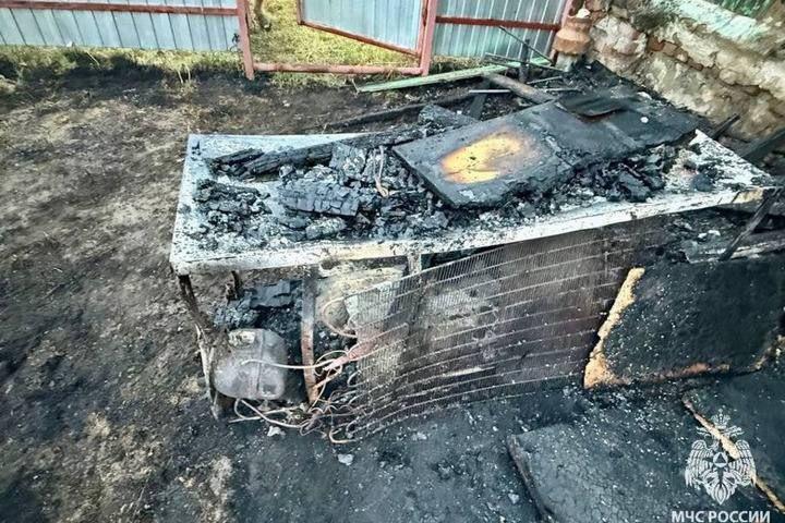 В Балашовском районе подростки получили ожоги, спасая дом от пожара В Балашовском районе подростки получили ожоги, спасая дом от пожара