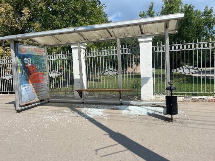 В Заводском районе Саратова разбили остановку у школы №83 В Заводском районе Саратова разбили остановку у школы №83