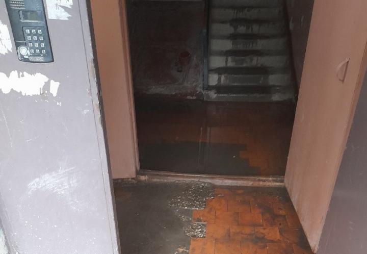Благоустройство превратило саратовский двор в болото: жители дома на Антонова в шоке Благоустройство превратило саратовский двор в болото: жители дома на Антонова в шоке