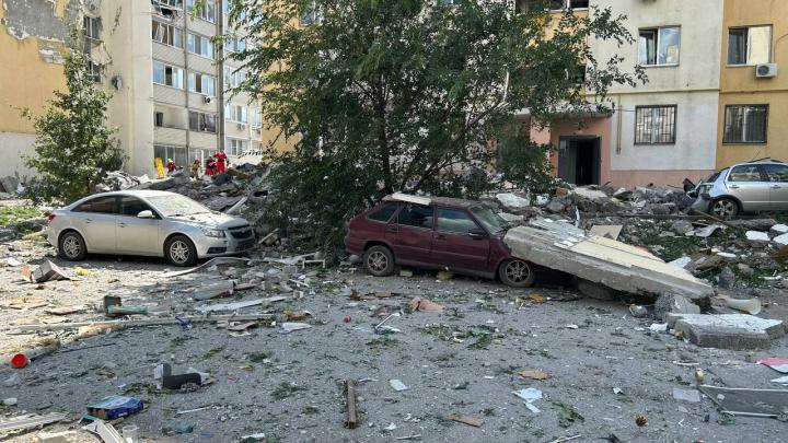 Чудовищный взрыв в жилом доме в Саратове: несколько машин придавило плитами Чудовищный взрыв в жилом доме в Саратове: несколько машин придавило плитами