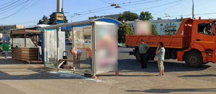 Разгромленные остановки: в Саратове участились случаи вандализма Разгромленные остановки: в Саратове участились случаи вандализма