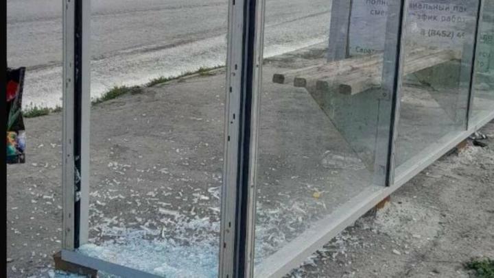 В Заводском районе Саратова снова разбиты стекла на остановке В Заводском районе Саратова снова разбиты стекла на остановке