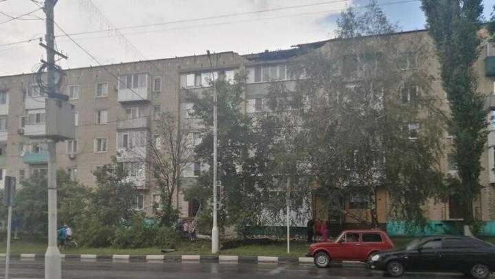 В Калининске гроза разрушила парапет многоэтажки В Калининске гроза разрушила парапет многоэтажки