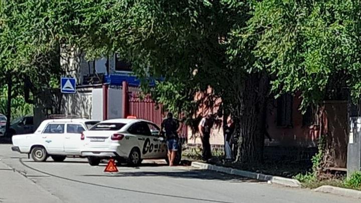 Такси попало в ДТП с "семеркой" в Заводском районе Саратова