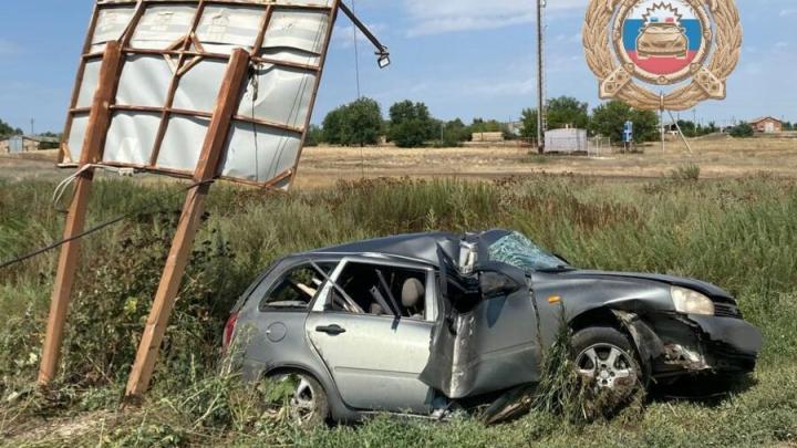 В Пугачёвском районе автомобиль врезался в опору: пассажир госпитализирован
