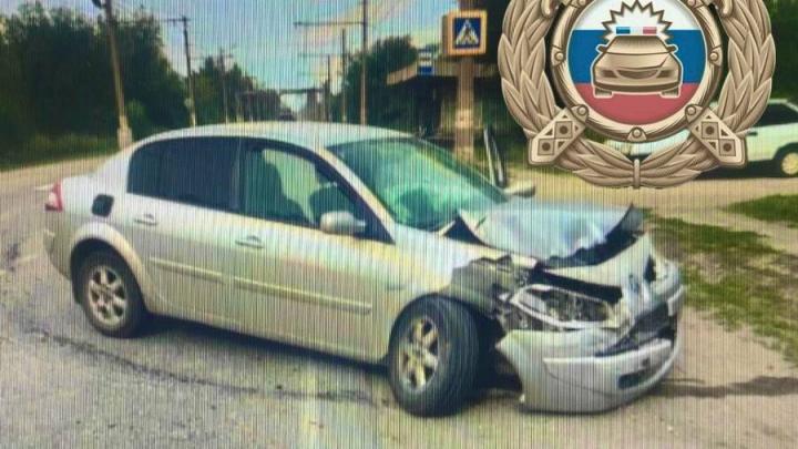 В Балакове столкнулись Renault и Geely: пострадали женщина и 11-летняя девочка В Балакове столкнулись Renault и Geely: пострадали женщина и 11-летняя девочка