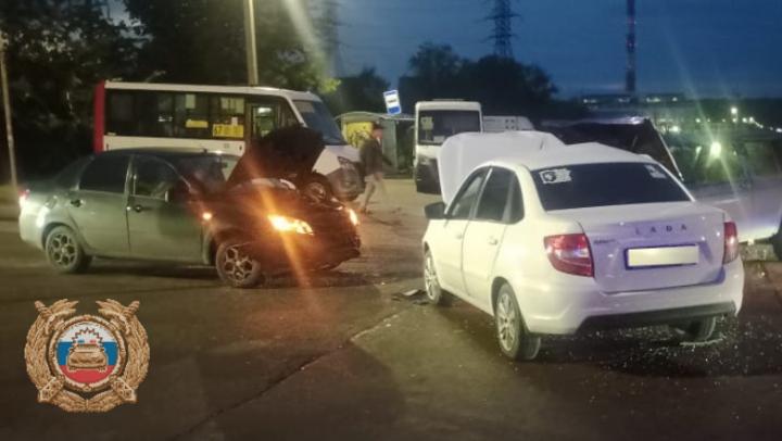 Водитель "Гранты" пострадал в тройном ДТП в Солнечном