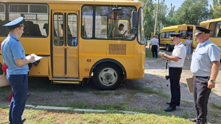 В Балаково собирались перевозить школьников на небезопасных автобусах В Балаково собирались перевозить школьников на небезопасных автобусах