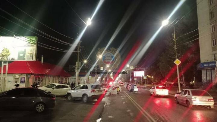 Двое пострадали в ночном ДТП у Сенного рынка в Саратове Двое пострадали в ночном ДТП у Сенного рынка в Саратове
