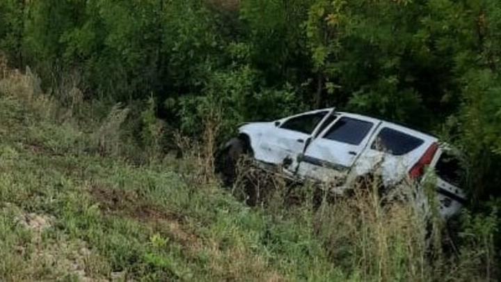 В Духовницком районе Largus съехал с дороги и перевернулся: двое в госпитале