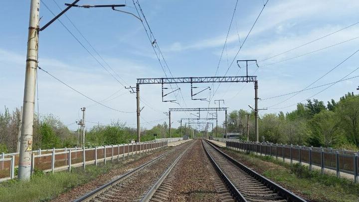 В Озинках в аварии с поездом погиб человек В Озинках в аварии с поездом погиб человек