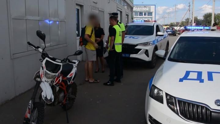 В Шумейке под Энгельсом задержали троих подростков-водителей питбайков В Шумейке под Энгельсом задержали троих подростков-водителей питбайков