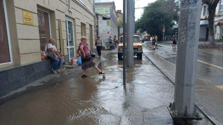 Коммунальщики устроили потоп на улице Чернышевского в Саратове Коммунальщики устроили потоп на улице Чернышевского в Саратове