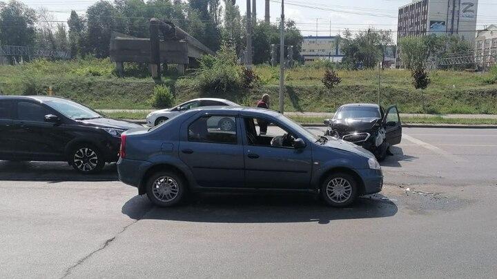 Авария на Московском шоссе: пассажирку Renault увезли в больницу Авария на Московском шоссе: пассажирку Renault увезли в больницу