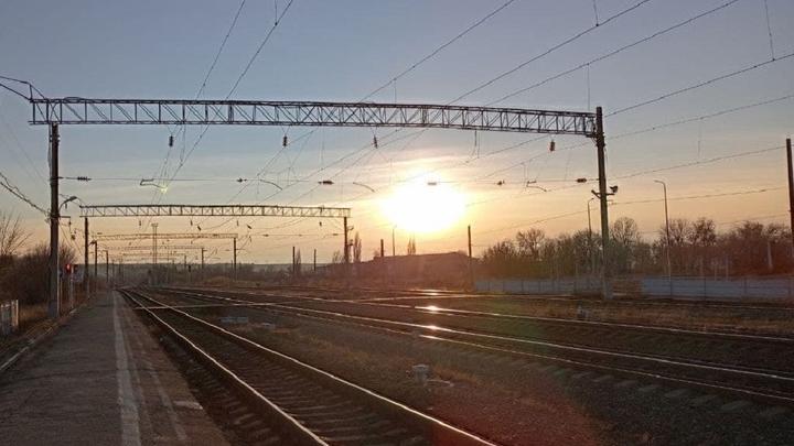 В Саратовской области легковая машина выскочила на пути перед приближающимся поездом