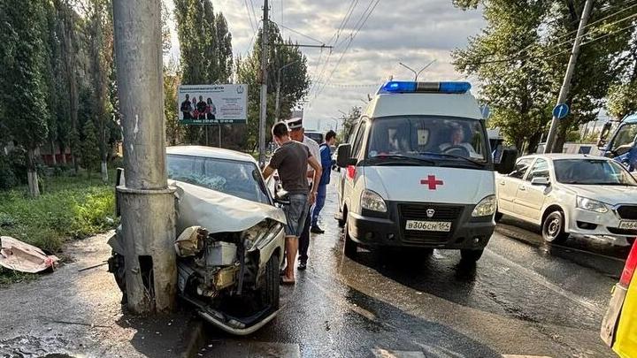 "Десятка" врезалась в столб на Шехурдина: парень с девушкой в больнице