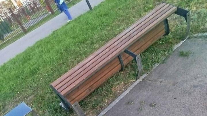 В Заводском районе Саратова повредили лавочки на Аллее памяти В Заводском районе Саратова повредили лавочки на Аллее памяти
