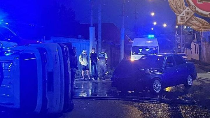 Кроссовер перевернулся в ДТП с "десяткой" в Энгельсе Кроссовер перевернулся в ДТП с "десяткой" в Энгельсе