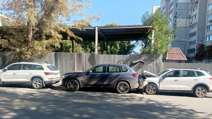 Автоледи врезалась в припаркованные машины на Чапаева в Саратове Автоледи врезалась в припаркованные машины на Чапаева в Саратове