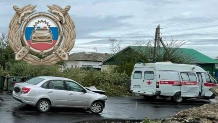 В Балакове автомобиль скорой помощи попал в ДТП с "Грантой" В Балакове автомобиль скорой помощи попал в ДТП с "Грантой"