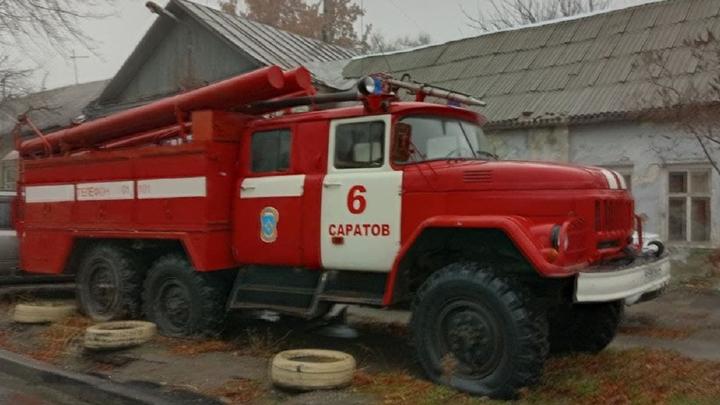 На ночном пожаре в Энгельсе отравилась дымом женщина На ночном пожаре в Энгельсе отравилась дымом женщина