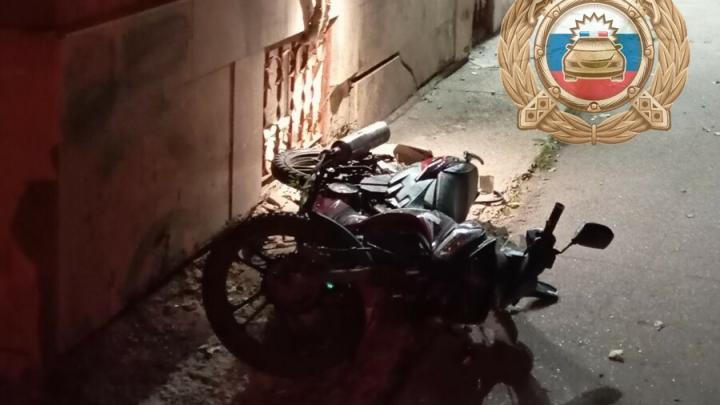 В Балакове юноша на мопеде врезался в дом В Балакове юноша на мопеде врезался в дом