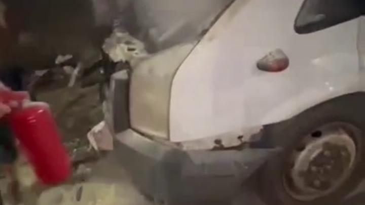 В Саратовской области полицейские потушили горящий автомобиль на трассе В Саратовской области полицейские потушили горящий автомобиль на трассе