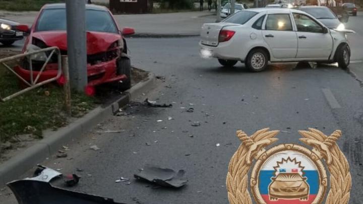 Пожилой водитель "Гранты" пострадал в ДТП с автоледи в Заводском районе Саратова