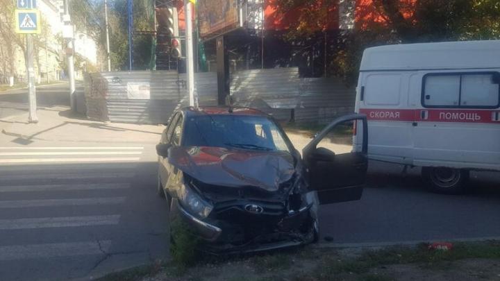 В Саратове в ДТП попали BMW и "Гранта": есть пострадавшие