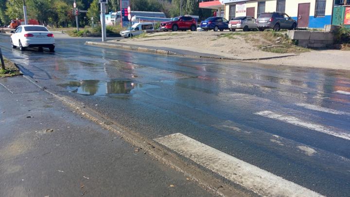 У саратовской поликлиники прорвало канализацию У саратовской поликлиники прорвало канализацию