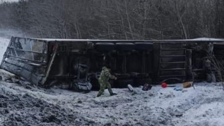 Грузовик вылетел в заснеженный кювет в Красноармейском районе Грузовик вылетел в заснеженный кювет в Красноармейском районе