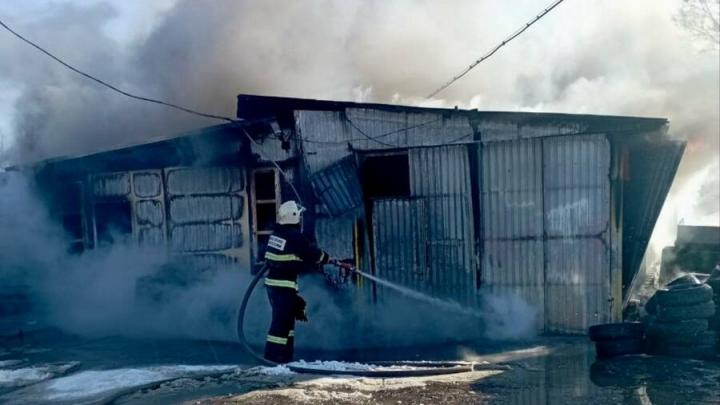 Горящий гараж с автомобилями тушили в саратовском селе Горящий гараж с автомобилями тушили в саратовском селе