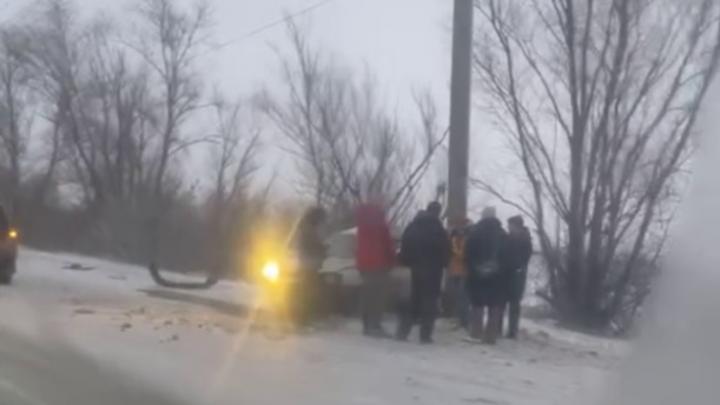 В Балакове автоледи врезалась в столб и попала в больницу