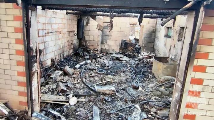 Женщина и мужчина пострадали в ночном пожаре в Клещевке