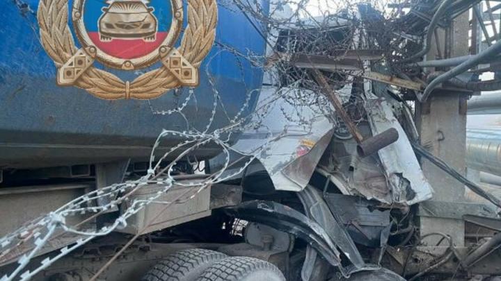 МАЗ въехал в бетонное ограждение в Заводском районе Саратова