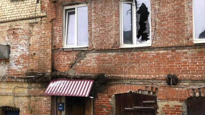 В Саратове тушили пожар в старинном доме недалеко от Театральной площади