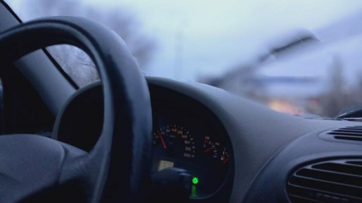 Автомобиль без аккумулятора угнали у дома в Саратове