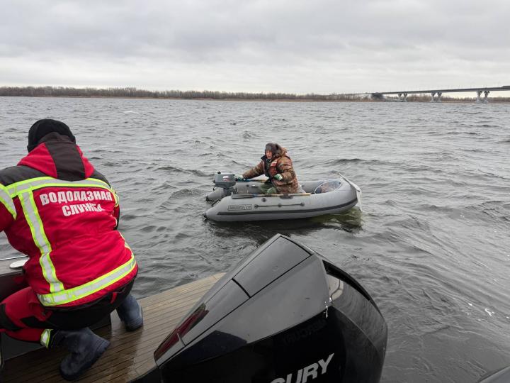 Опасный выход на воду: в Саратове спасатели выявили нарушителей на закрытой акватории Волги