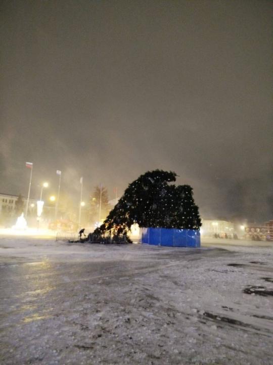 На Театральной площади в Саратове сломалась новогодняя ёлка На Театральной площади в Саратове сломалась новогодняя ёлка