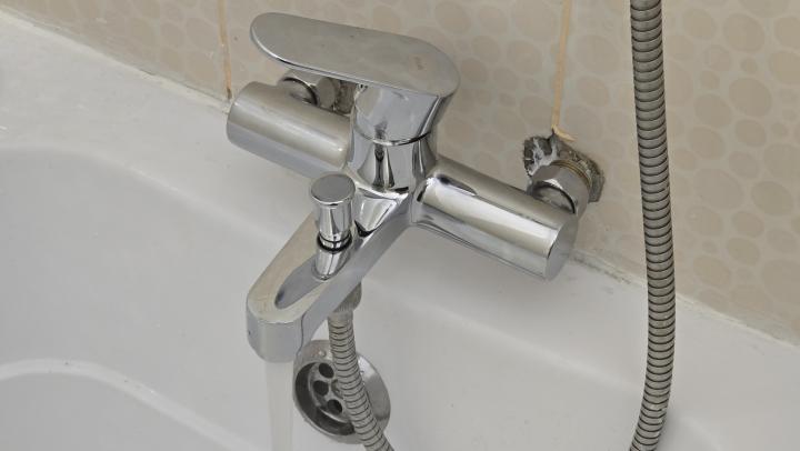 В центре Саратова до вечера ограничили подачу холодной воды из-за аварийных работ В центре Саратова до вечера ограничили подачу холодной воды из-за аварийных работ