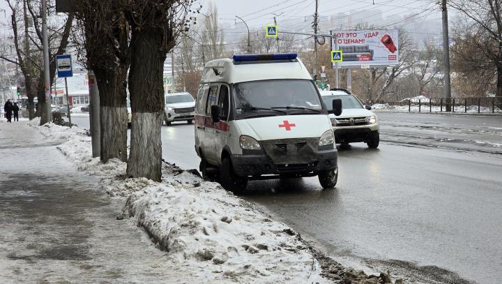 В Саратове упавшее из-за ветра дерево травмировало мужчину В Саратове упавшее из-за ветра дерево травмировало мужчину
