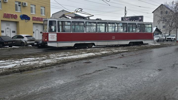 В Саратове трамвай 11 сошёл с рельсов и перегородил проезжую часть