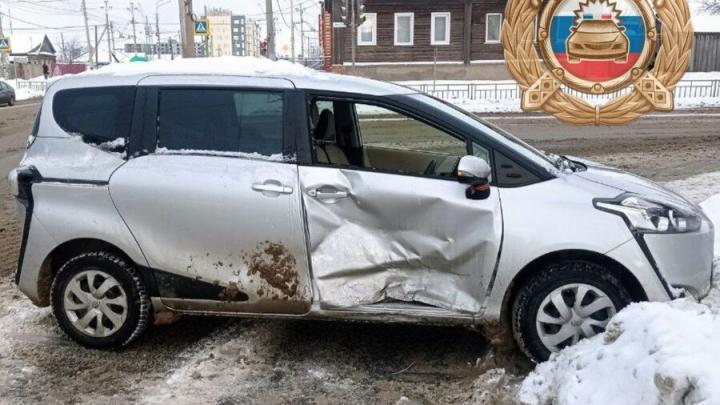 В ДТП с двумя иномарками в Балакове пострадал водитель