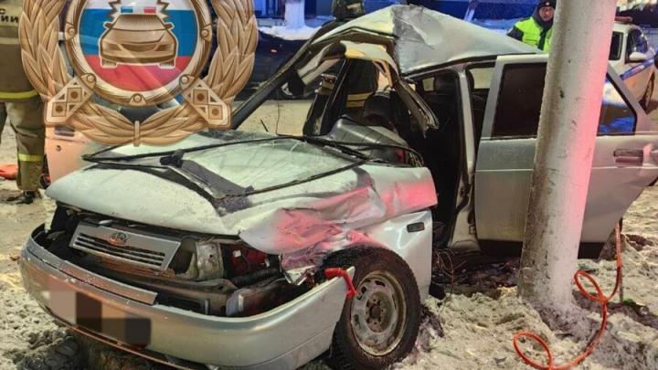 В Калининске «десятка» влетела в столб: водитель и пассажирка в больнице