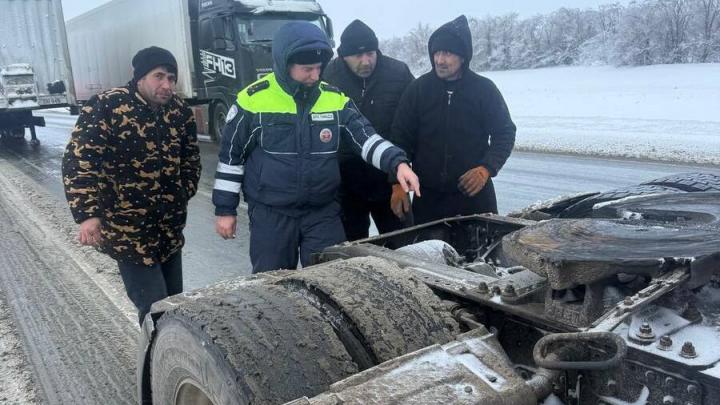 В Энгельсском районе полицейские вытащили грузовик из снежной западни